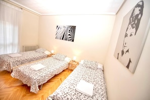 3 quartos, ferros/tábuas de passar roupa, roupa de cama