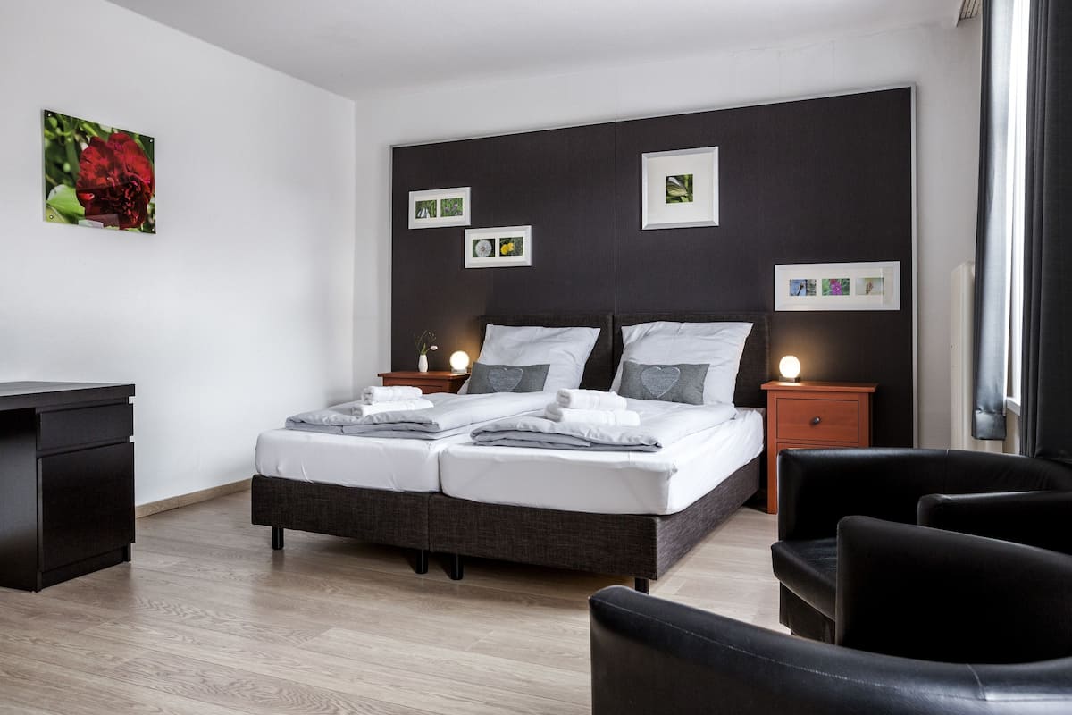 Ropa de cama hipoalergénica y caja de seguridad en la habitación