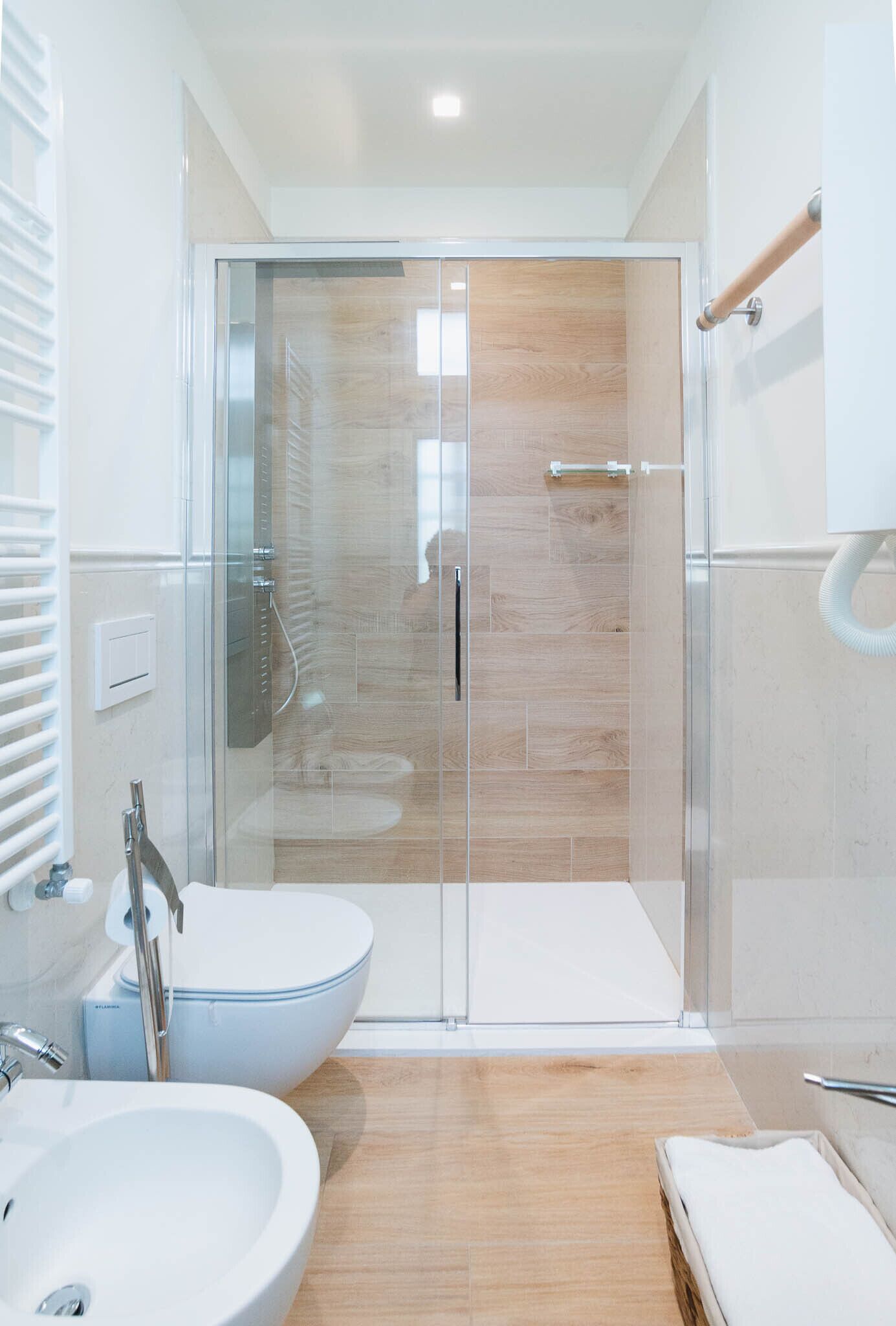 Comfort Suite, Mountain View, Annex Building | Bathroom | Shower, slippers, towels