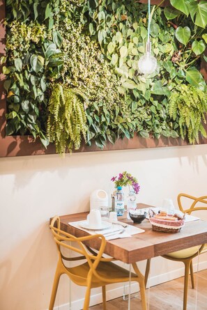 Outdoor dining - Little House (Campo San Martino)