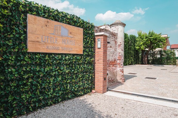 Property entrance - Little House (Campo San Martino)