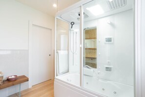 Comfort tweepersoonskamer | Badkamer | Een douche, pantoffels, handdoeken