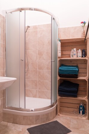 Apartment | Bathroom shower - Charming Apartment Prague (Prague)