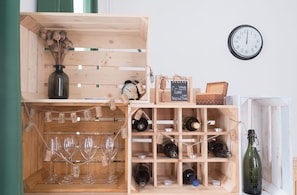 Kühlschrank, Herdplatte, Wasserkocher mit Kaffee-/Teezubehör