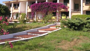 A hotel with a central courtyard, surrounded by balconies and a covered walkway. - Residence Pinnetta - 4-seater apartment with free pool and WiFi (Arzachena)