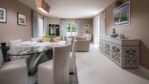 Villa (Carlotta) | Spiseområde på rommet