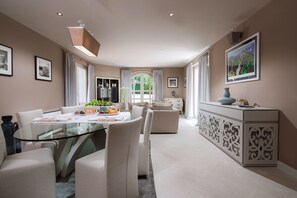 تناول الطعام داخل الغرفة