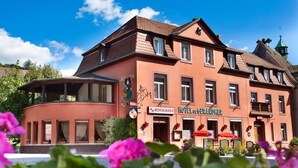 Un edificio de dos pisos con letreros de restaurante y hotel.