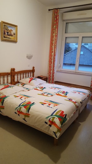 Habitación básica, baño compartido | Decoración personalizada, muebles diferentes y escritorio 