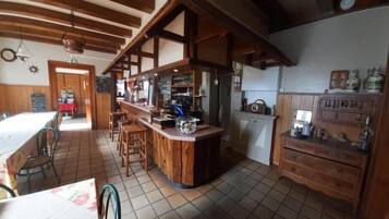 Phục vụ bữa trưa và bữa tối, đặc sản địa phương