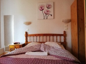 Quarto casal, banheiro compartilhado | Vista do quarto