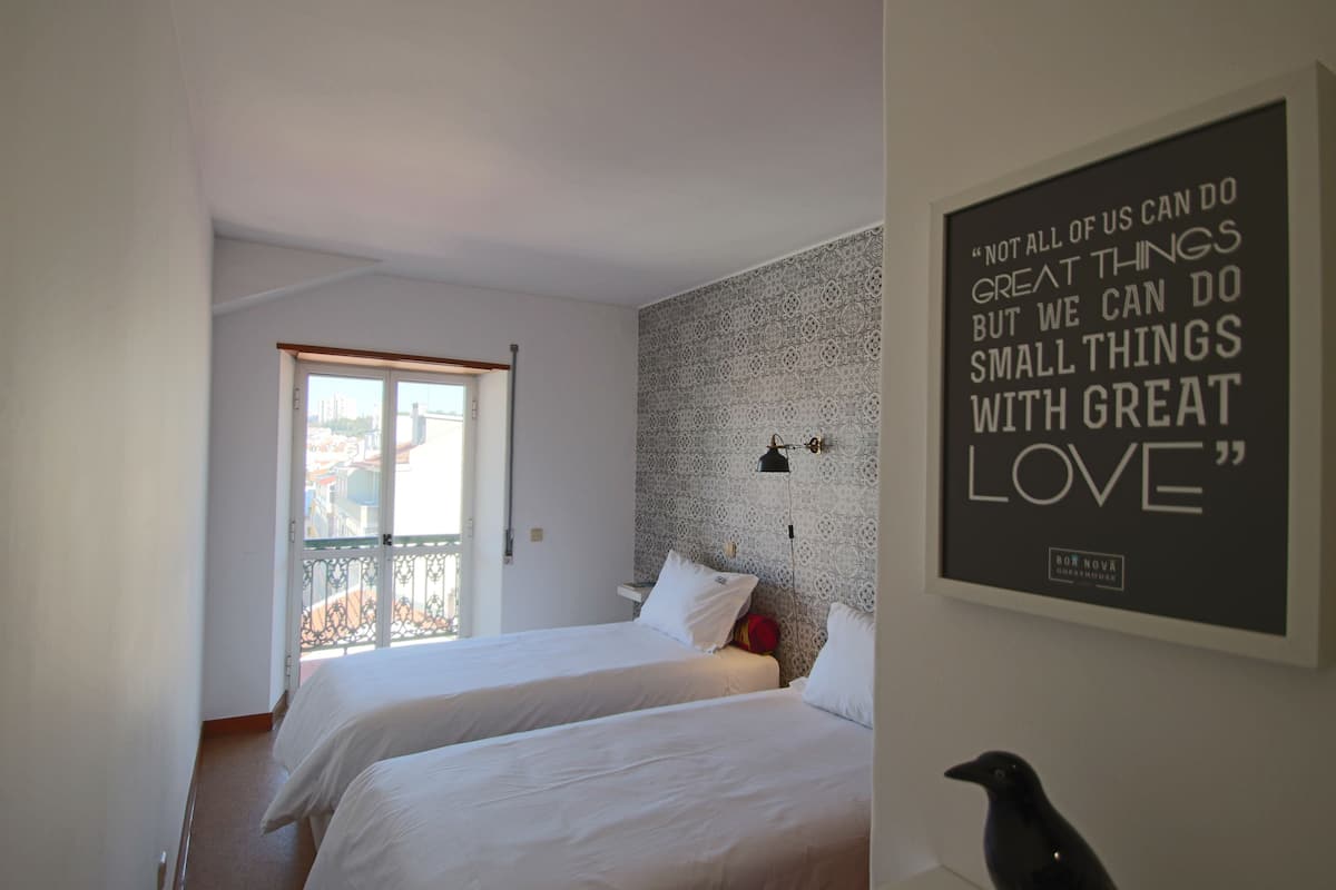 Cots/infant beds, free WiFi
