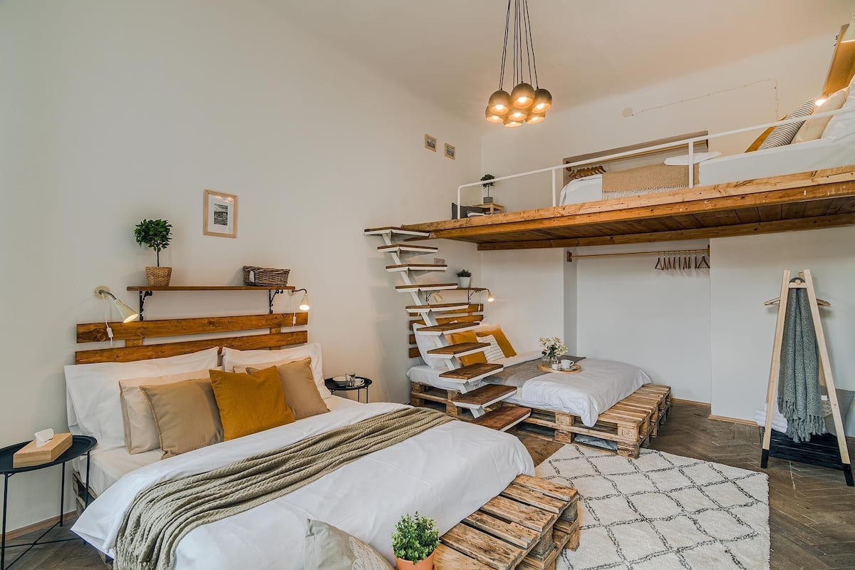 Basic apartman | 3 hálószoba, egyedi dekoráció, egyedi berendezés és íróasztal