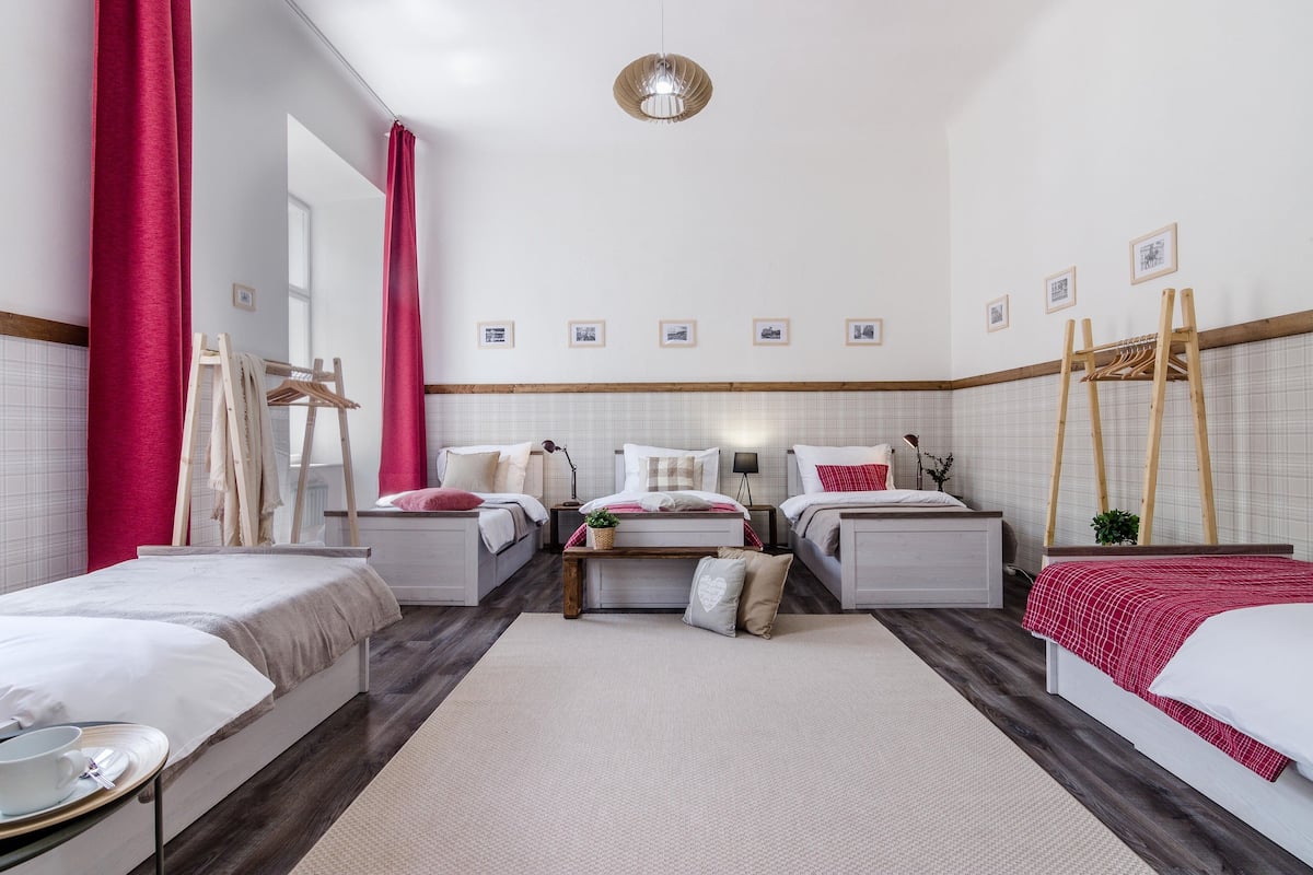 Tradicionális apartman | 3 hálószoba, egyedi dekoráció, egyedi berendezés és íróasztal