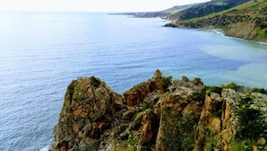 A coastal landscape with rocky cliffs and a view of the sea. - Akropolis Studios (Agios Vasileios)