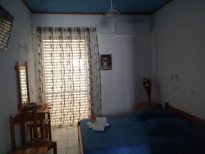 Kamar Double, balkon, pemandangan laut | Setrika/meja setrika, tempat tidur bayi gratis, dan Wi-Fi gratis
