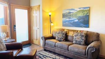 Condo, 1 Bedroom | Living area