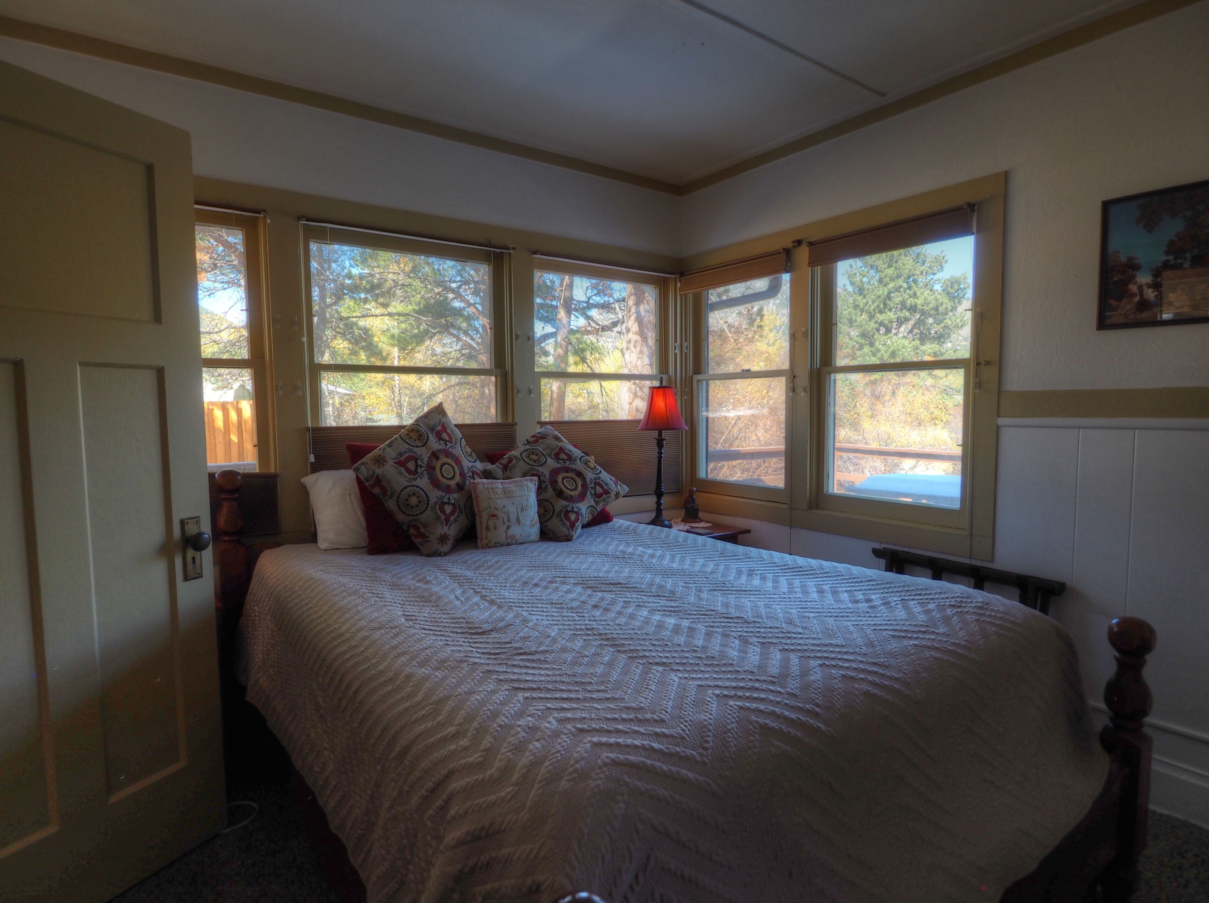 Murphy's Riverside Cottage - 3 Br Cabin