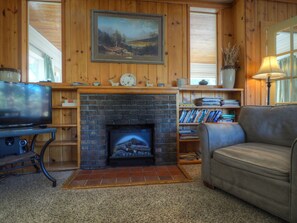 Cabaña, 2 habitaciones | Sala de estar | Televisión y libros 