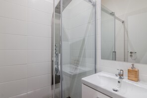 City Apartment | Bathroom | Shower, free toiletries, hair dryer, towels - Prague Kampa APTs by Michal&Friends (Prague)