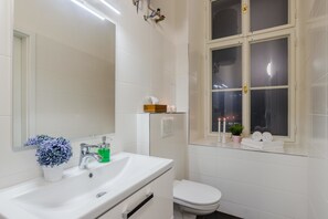 Standaard appartement | Badkamer | Een douche, gratis toiletartikelen, een haardroger, handdoeken