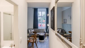 Una sala de estar moderna con un sofá, una mesa de centro y un comedor.