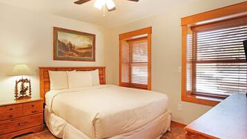 Kondominium, 1 kamar tidur | 1 kamar tidur, ruang kerja ramah laptop, dan setrika/meja setrika