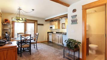 Condo, 1 Bedroom | In-room dining