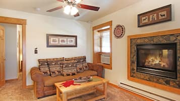 Condo, 1 habitación | Área de sala de estar | Televisión y libros