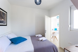 2 habitaciones, tabla de planchar con plancha y cuna de viaje
