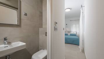 Een douche, een haardroger, handdoeken, zeep