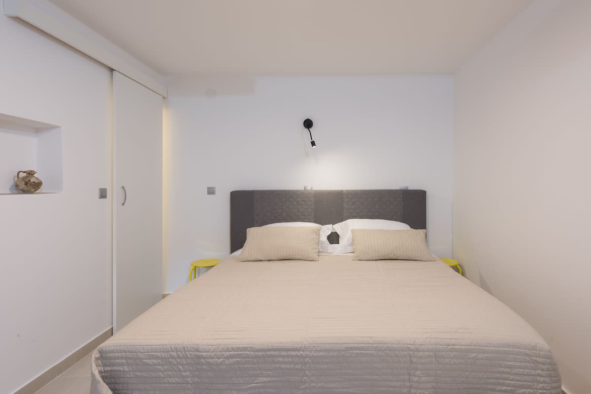2 bedrooms, premium bedding, in-room safe, blackout curtains