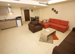 Luksusrom, 1 soverom | Oppholdsområde | LCD-TV