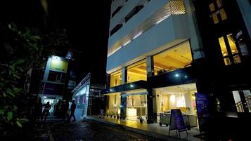 Fassade der Unterkunft – Abend/Nacht