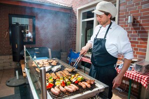 Déjeuner et dîner servis sur place, spécialités Cuisine régionale