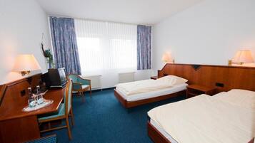 Caja de seguridad en la habitación, escritorio y cortinas blackout