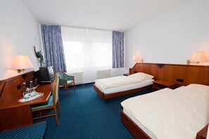 In-room safe, desk, blackout drapes, iron/ironing board - Hotel Greive (Haren)