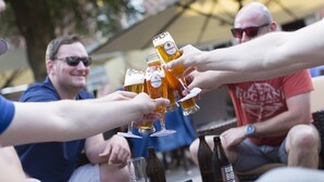Un groupe de personnes trinquant avec des verres de bière.