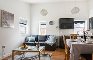 Basic-Apartment, 3 Schlafzimmer, Nichtraucher, 2 Bäder | Essbereich im Zimmer