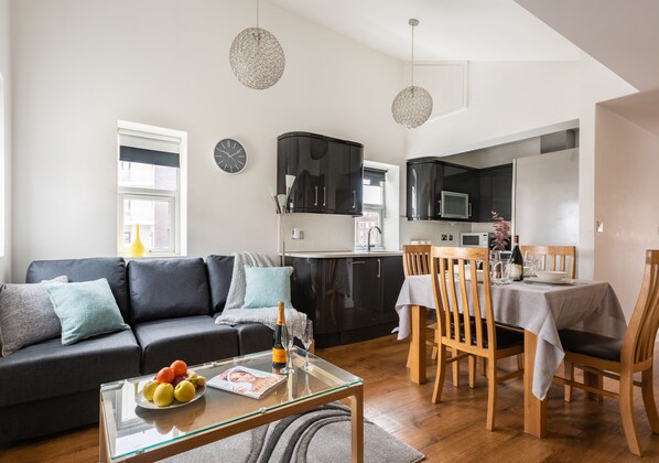 Basic Apartment, 3 Bedrooms, Non Smoking, 2 Bathrooms | Living area | Flat-screen TV, Netflix - Platinum Apartment in Kensington 9941 (London)