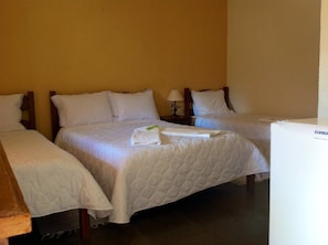 Habitación triple estándar | Minibar, wifi gratis y ropa de cama