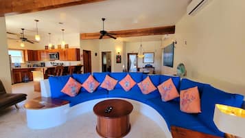 Condo, 3 phòng ngủ | Khu phòng khách