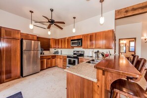 Lejlighed - 3 soveværelser | Privat køkken | Køleskab, ovn, kaffe-/temaskine, brødrister