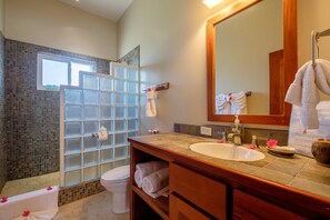 Condo, 3 habitaciones | Baño | Toallas 