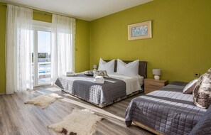 7 bedrooms, travel cot, free WiFi, bed sheets - Amazing home in Zadar (Zadar)