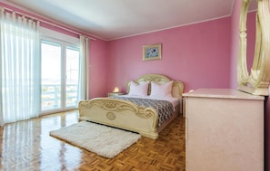 7 bedrooms, travel crib, free WiFi, bed sheets