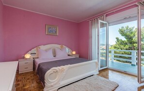 7 bedrooms, travel crib, free WiFi, bed sheets