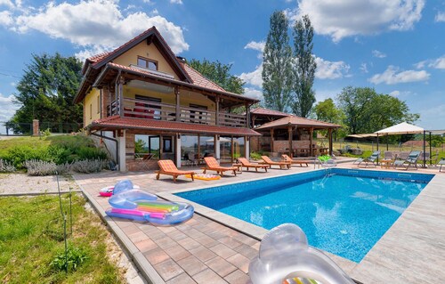 Lovely home in Zelezna Gora with sauna