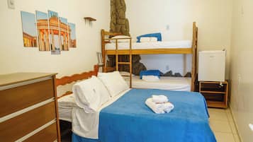 Minibar, brankas, didekorasi berbeda-beda, dan meja kerja