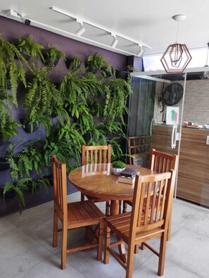 32-英寸LED 电视 （配备有线频道）、电视